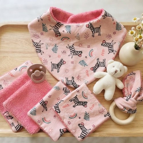 Ensemble naissance bavoir, hochet et 7 lingettes