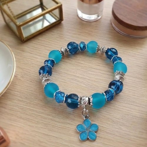 Bracelet perles en verre bleu et breloque fleur