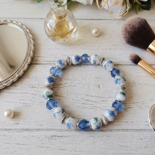 Bracelet fil élastique perles porcelaine blanche fleurs bleues
