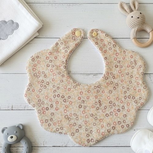 Bavoir naissance fleur coton imprimé et éponge