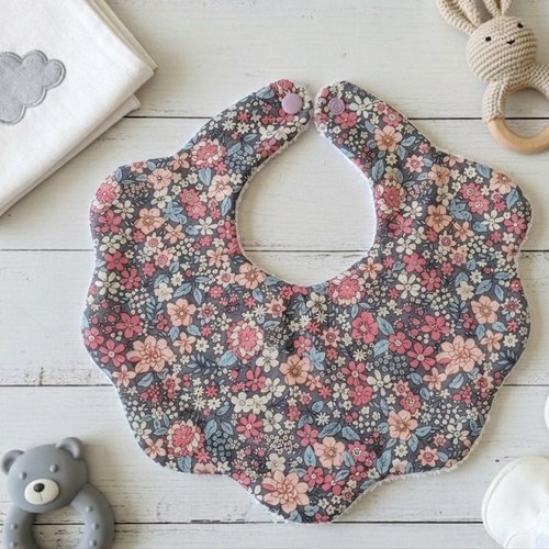Bavoir naissance fleur coton imprimé et éponge