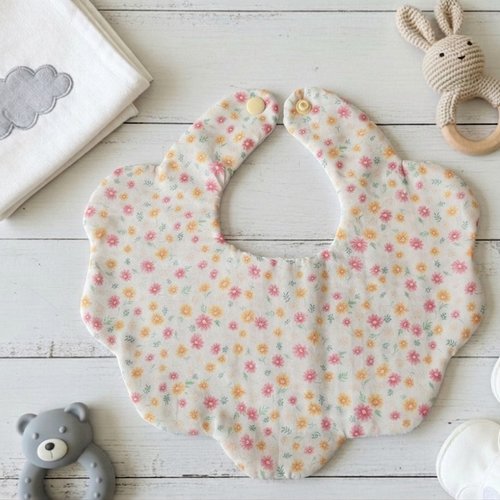 Bavoir naissance fleur coton imprimé et nid d'abeilles