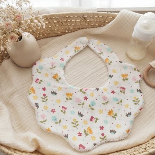 Bavoir bébé coton blanc imprimé fleurs et éponge blanche
