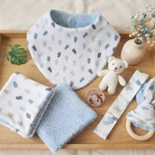 Ensemble naissance bavoir, hochet, attache tétine et 10 lingettes coton bleu