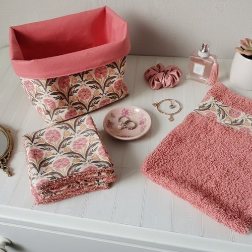 Lot de 8 lingettes démaquillantes, gant et panier assorti