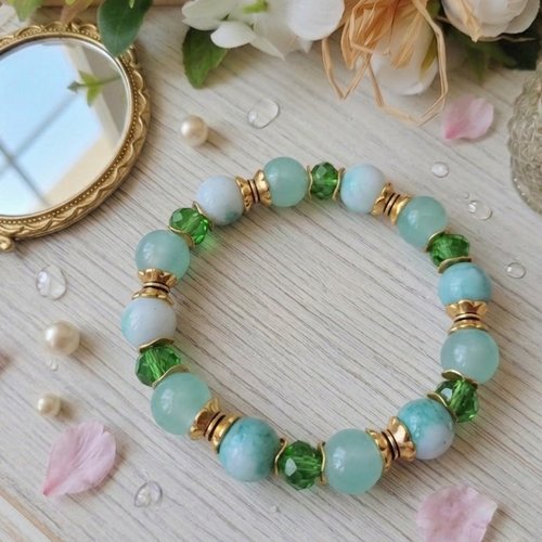 Bracelet perles en verre vert et apprêts dorés