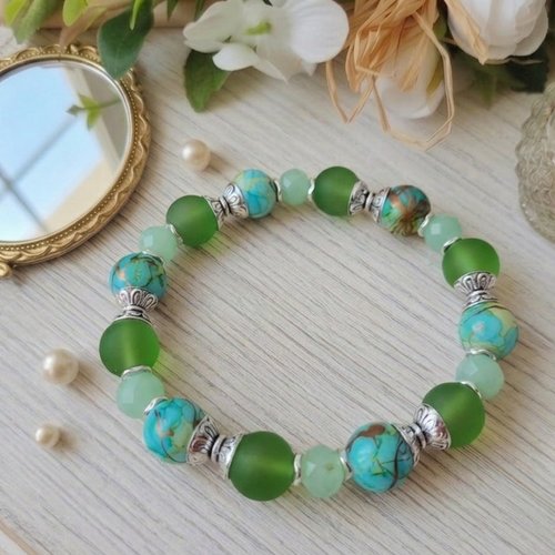 Bracelet perles en verre vert et apprêts argent mat