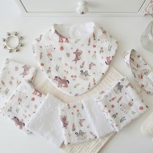 Ensemble naissance bavoir , 8 lingettes et attache tétine