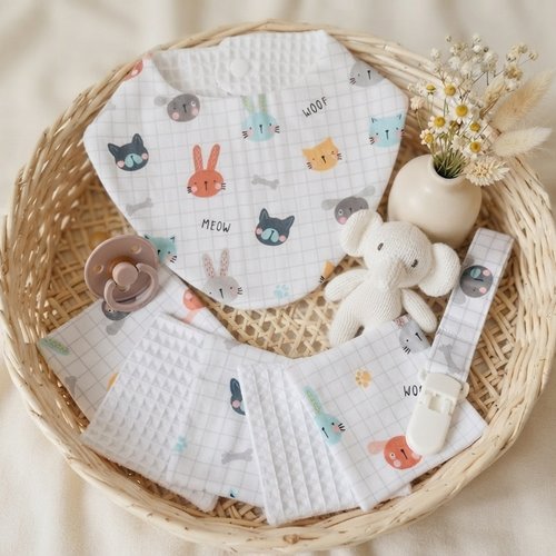Coffret naissance bavoir, doudou, attache tétine et 8 lingettes