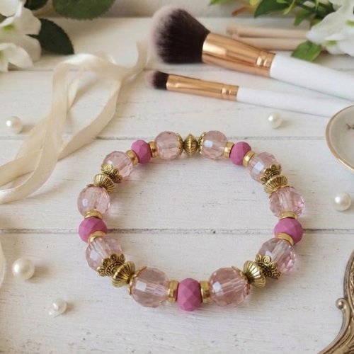 Bracelet perles en verre laqué rose et à facettes framboise