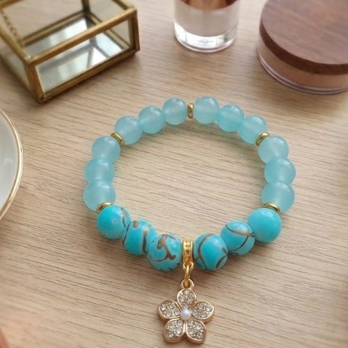 Bracelet perles en verre bleu et breloque fleur