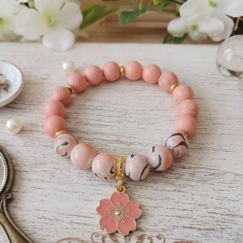 Bracelet perles en verre orange et breloque fleur