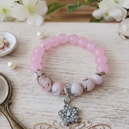 Bracelet perles en verre rose et breloque fleurs strass