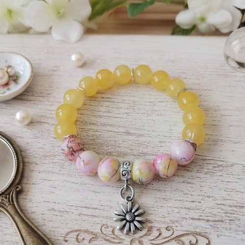 Bracelet perles en verre jaune et breloque fleur
