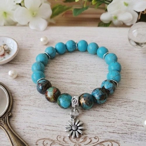 Bracelet perles en verre turquoise et breloque fleur