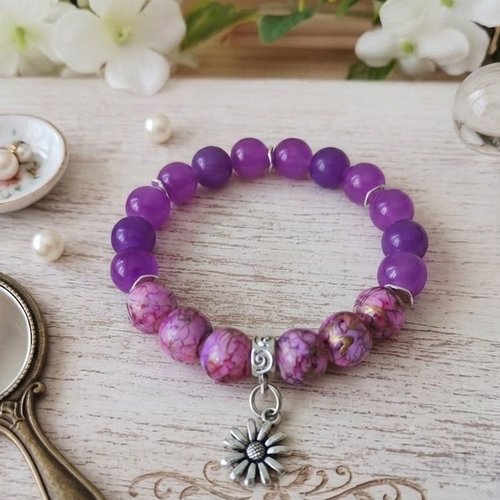 Bracelet perles en verre violette et breloque fleur