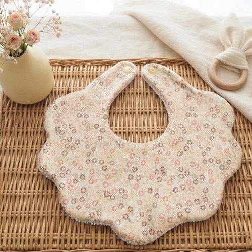 Bavoir naissance fleur coton imprimé et éponge