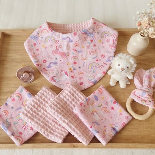 Ensemble naissance bavoir, 8 lingettes et hochet rose licornes