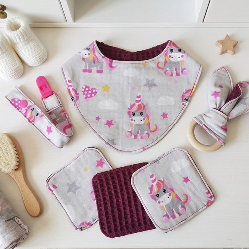 Coffret naissance/box naissance bavoir, hochet, doudou, attache tétine, 10 lingettes
