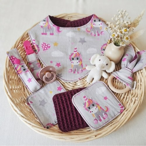 Coffret naissance/box naissance bavoir, hochet, doudou, attache tétine, 10 lingettes