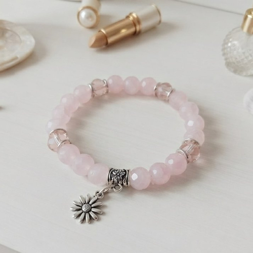 Bracelet perles en verre rose et breloque fleur
