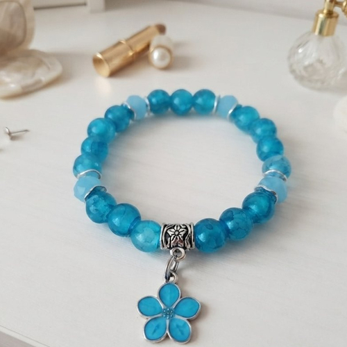 Bracelet perles en verre bleu et breloque fleur bleue
