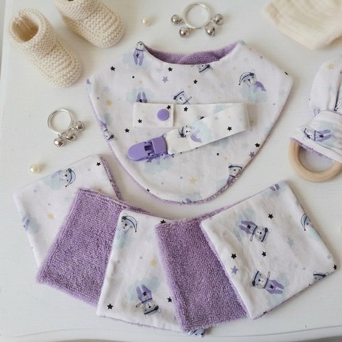 Ensemble naissance bavoir, lingettes, hochet et attache tétine