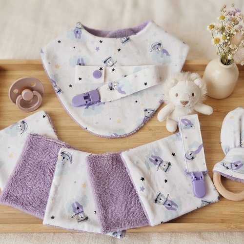 Ensemble naissance bavoir, lingettes, hochet et attache tétine