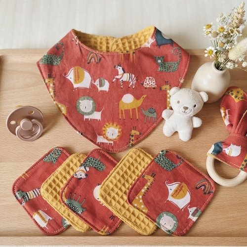 Ensemble naissance bavoir, hochet et 6 lingettes