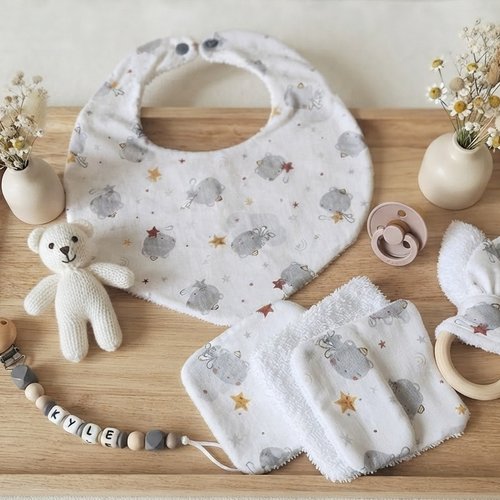 Ensemble naissance bavoir, hochet, attache tétine et 8 lingettes blanc imprimé