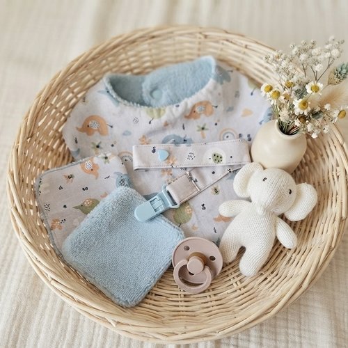 Coffret naissance/box naissance bavoir, doudou, attache tétine et 8 lingettes