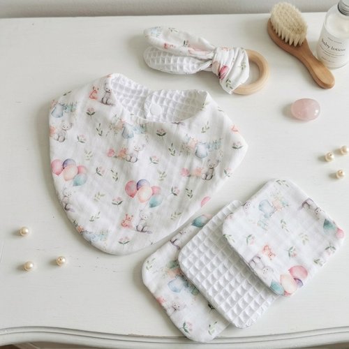 Ensemble naissance bavoir, hochet et 8 lingettes
