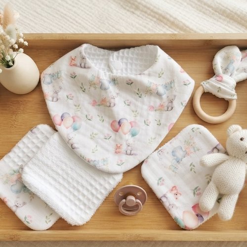 Ensemble naissance bavoir, hochet et 8 lingettes