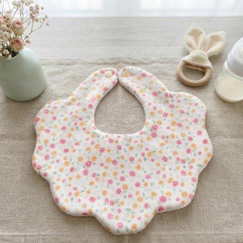Bavoir naissance fleur coton imprimé et nid d'abeilles