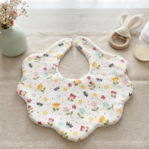 Bavoir naissance fleur coton imprimé et nid d'abeilles