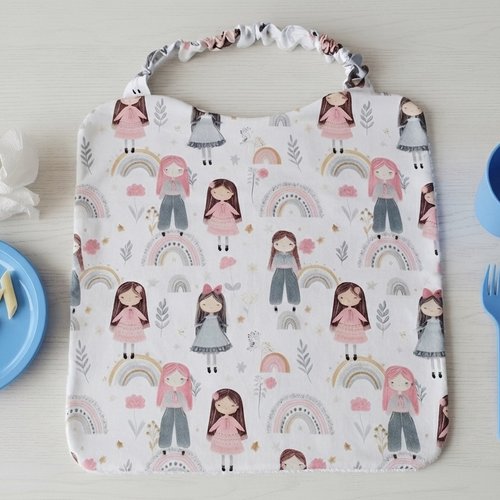 Serviette de cantine élastique motifs filles arc en ciel