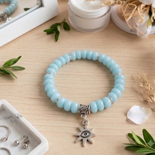 Bracelet perles en verre bleu et breloque étoile