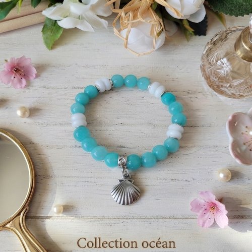 Bracelet perles en verre bleu vert et breloque coquillage