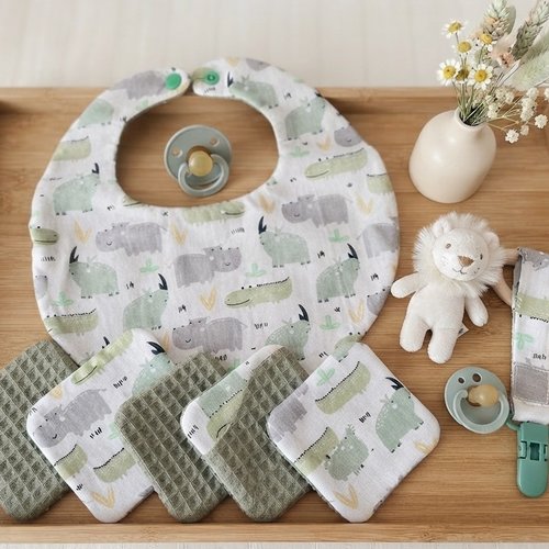 Ensemble naissance bavoir, lingette, hochet et attache tétine kaki hippopotame