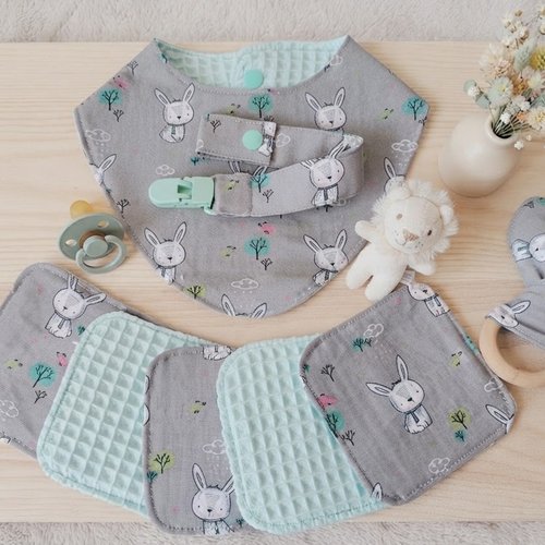 Ensemble naissance bavoir, hochet, attache tétine et 6 lingettes gris vert