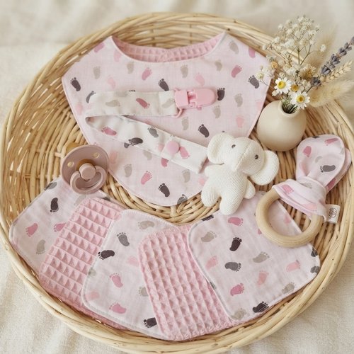 Coffret naissance bavoir, hochet, attache tétine et 6 lingettes