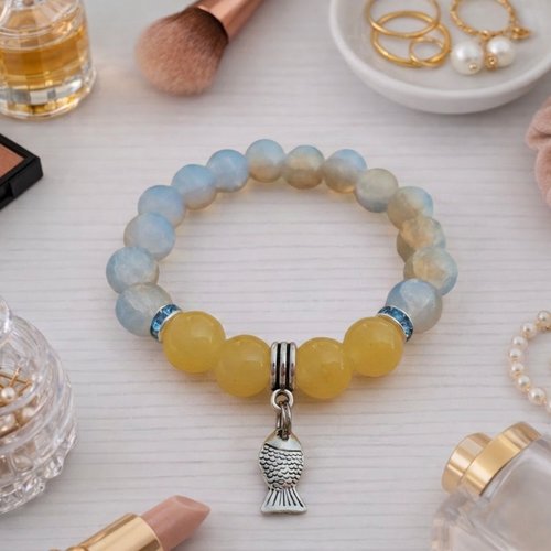 Bracelet fil élastique perles jaune et bleu breloque poisson