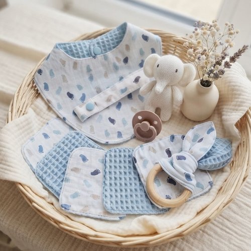 Coffret naissance bavoir, 6 lingettes, hochet attache tétine
