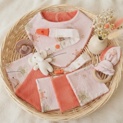 Ensemble naissance bavoir, hochet, attache tétine et 6 lingettes