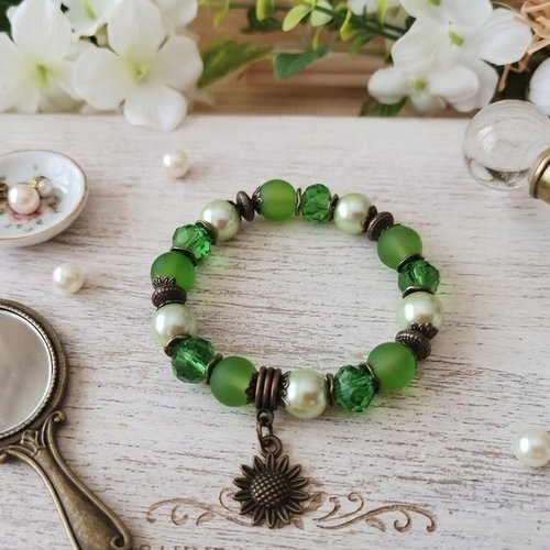 Bracelet fil élastique perles en verre vertes et breloque fleur
