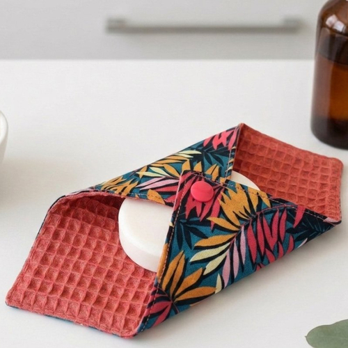 Pochette à savon tissus corail et motifs fleurs
