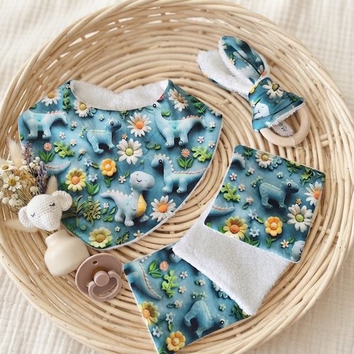 Ensemble naissance bavoir, hochet et 8 lingettes blanc motifs dinosaures 3d