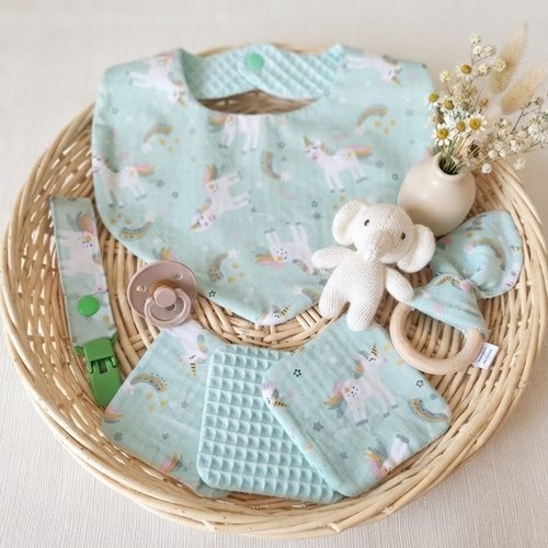 Coffret naissance/box naissance bavoir, doudou, hochet, attache tétine et 6 lingettes  vert
