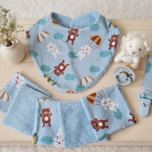 Ensemble naissance bavoir, attache tétine et 8 lingettes
