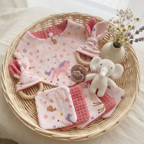 Coffret naissance bavoir, hochet, attache tétine et 8 lingettes saumon/licorne